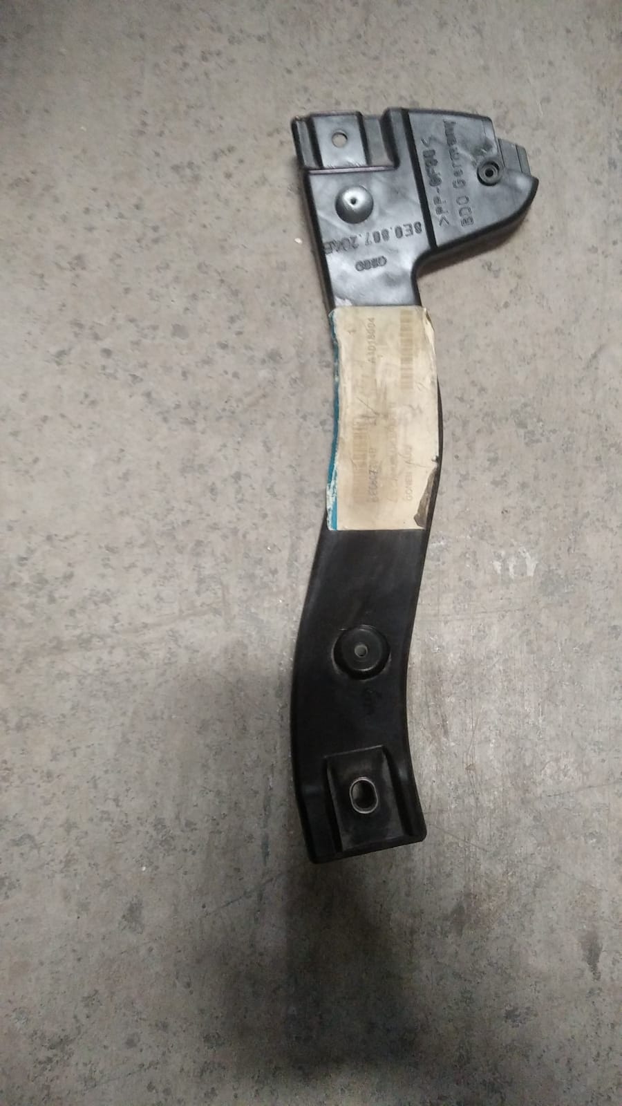 Audi A4 05-08 Ön Tampon Braketi̇ Sağ