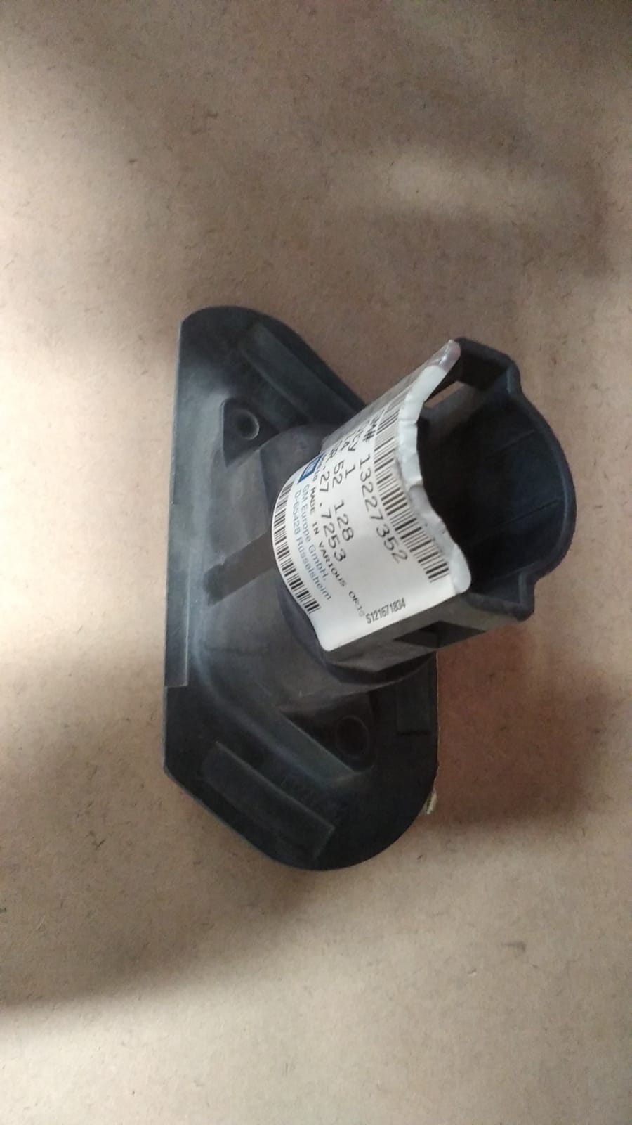 Opel İnsignia A Sağ Far Yıkama Su Fıskiye Memesi Tutucusu