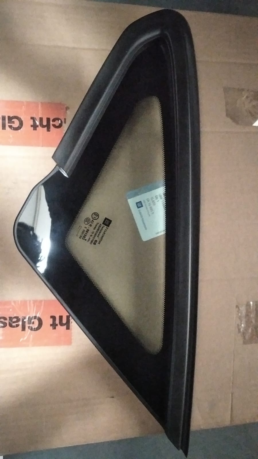 Kelebek Camı Ön Sol Siyah Astra J