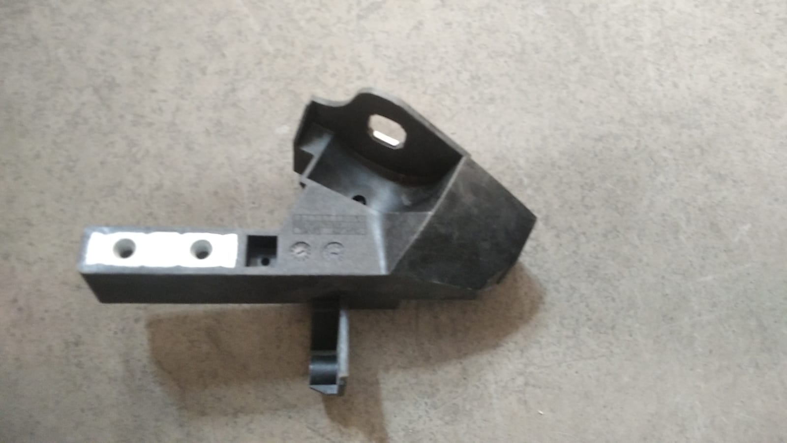 MERCEDES C SERİSİ W205 ÖN TAMPON SOL BRAKETİ